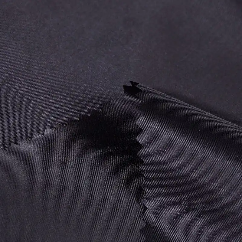 Làm thế nào để lớp phủ PVC tăng cường tính chất chống thấm của polyester taffeta? Đánh giá chống thấm của vải này là gì và nó có thể đối phó với điều kiện thời tiết khắc nghiệt là gì?